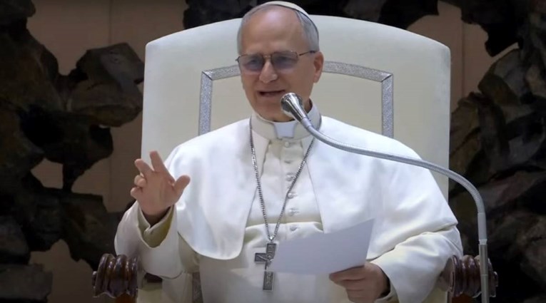 Novi Papa održao prvu presicu. Obratio se na engleskom pa našalio