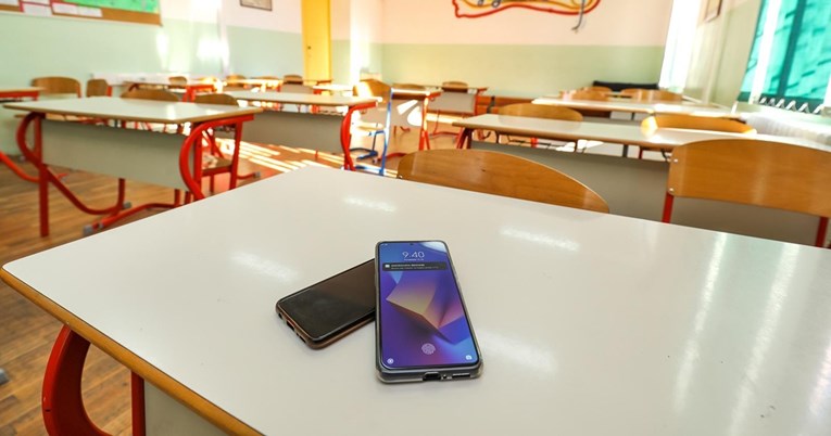 Ravnatelji podržali zabranu mobitela u školama. Mijenja se i pravilnik o izostancima