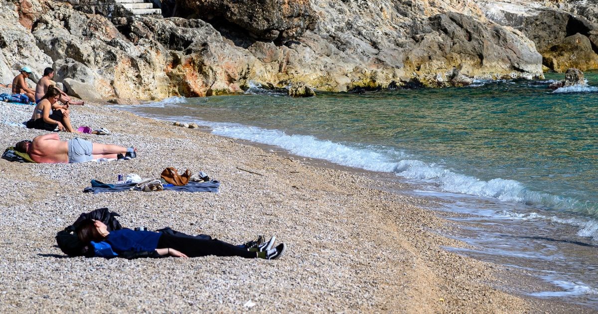 FOTO Prvi kupači na plaži Banje u Dubrovniku
