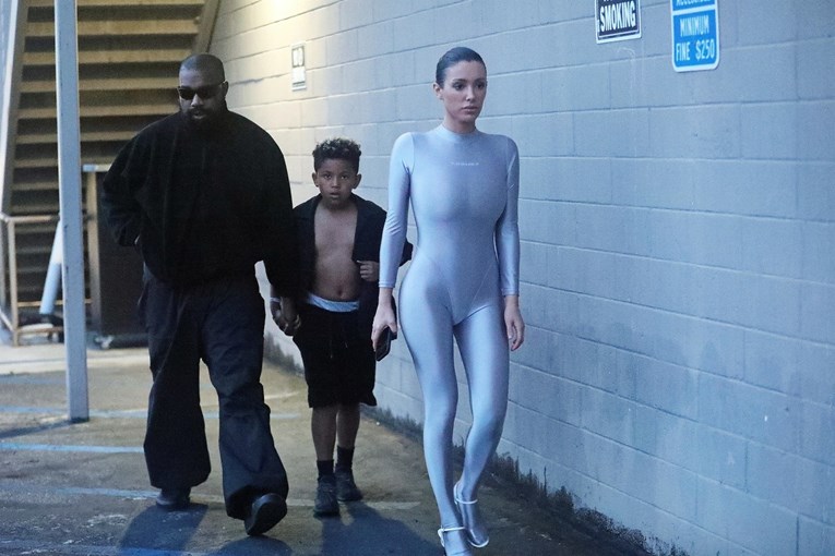 Bianca Censori je ovako odjevena provela Uskrs s Kanyeovom djecom