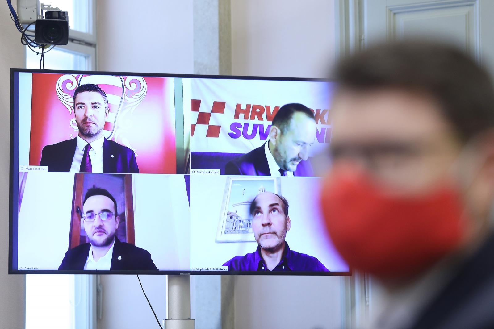 FOTO Četiri zastupnika u saboru glasaju iz samoizolacije, Zekanović drži poruku