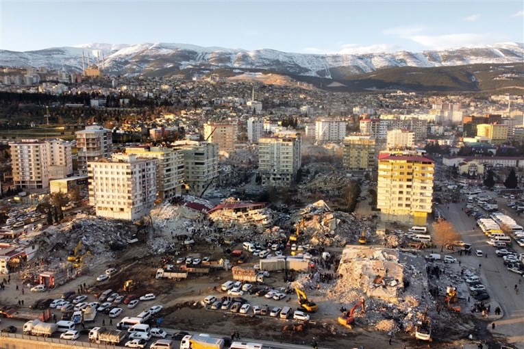 Jako skočio broj mrtvih, sad ih je preko 19.700, dvogodišnjak spašen iz ruševina nakon 80 sati