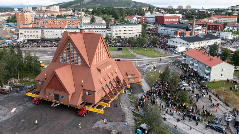 VIDEO Šveđani sele dio grada, crkvu stavili na kotače i voze je na drugo mjesto