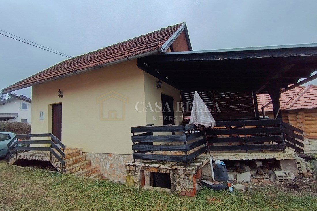 U centru Opatije prodaje se mala prizemnica s velikim parkingom