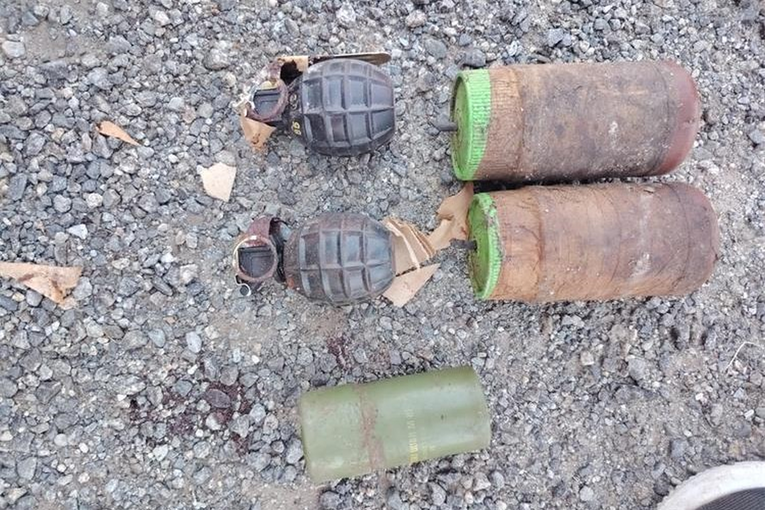 Građanin u Pakracu dragovoljno predao bombe policiji. Donio i eksplozivne naprave