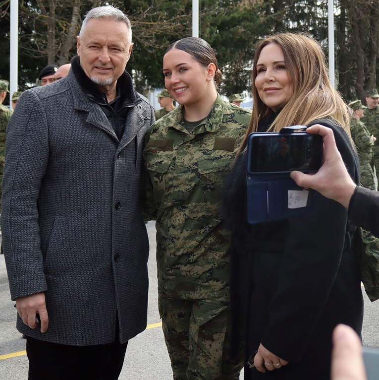 FOTO I VIDEO Thompson sa suprugom stigao na prisegu kćeri Dive