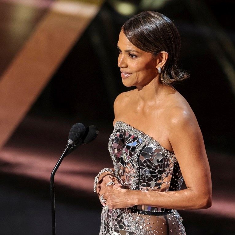 Od Halle Berry do Demi Moore: Metalik haljine dominirale crvenim tepihom Oscara 