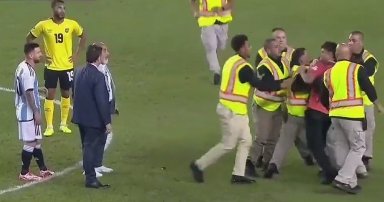 VIDEO Navijači dvaput prekinuli utakmicu zbog Messija