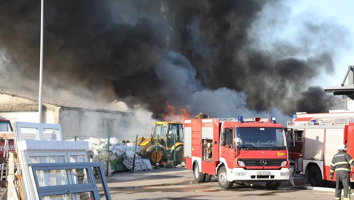 FOTO I VIDEO Požar kod Siska, gori tvornica koja se bavi skupljanjem otpada