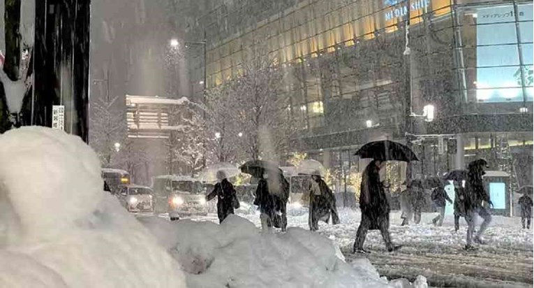 Snijeg zatrpao sjeverni dio Japana. 17 ljudi poginulo, a više od 90 ozlijeđenih