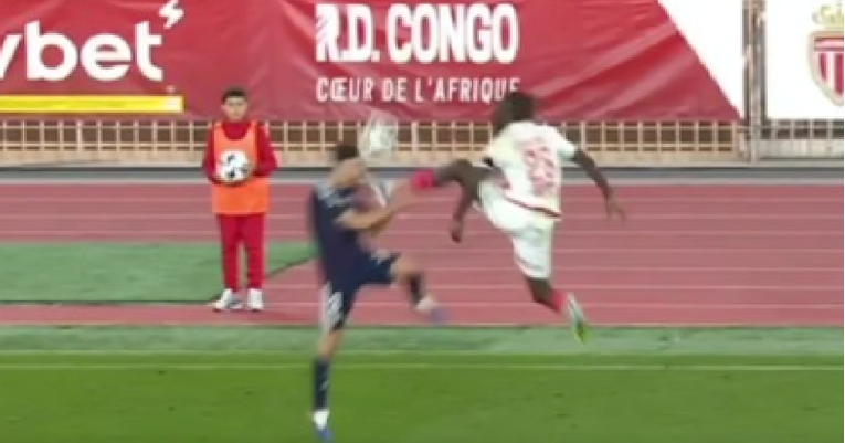 VIDEO Navijači zgroženi jezivim startom igrača Monaca. Odmah je isključen