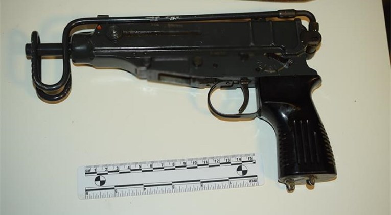 FOTO Policija kod muškarca pronašla 362 g kokaina, 13.500 eura, pištolje, prigušivač