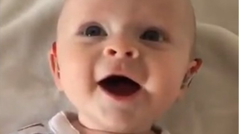 Reakcija bebe koja je prvi put u životu čula majčin glas osvojila je svijet