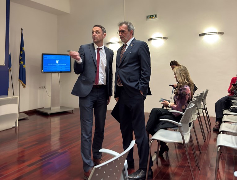 VIDEO Fuchs predstavio pravilnik za kazne učenicima