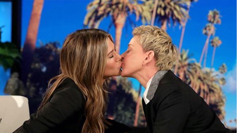 VIDEO Komičarka poljubila Jennifer Aniston pred kamerama: "Imaš mekane usne"