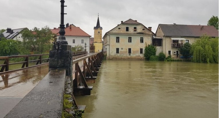 Smiruju se rijeke u Sloveniji, kiše pokrenule stotine klizišta