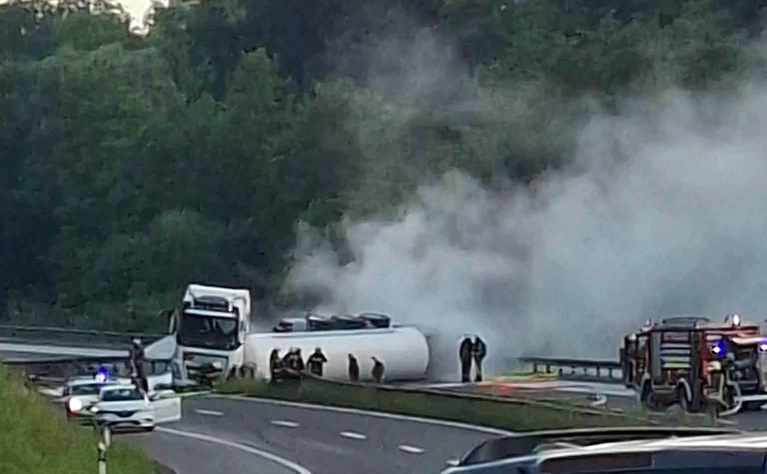Cisterna s plinom prevrnula se na A4, vozač zaspao za volanom