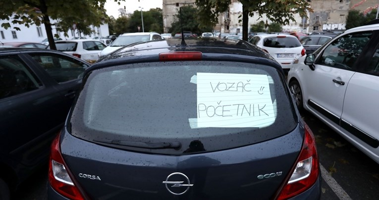 Na stražnjem staklu automobila u Zagrebu osvanuo zanimljiv natpis