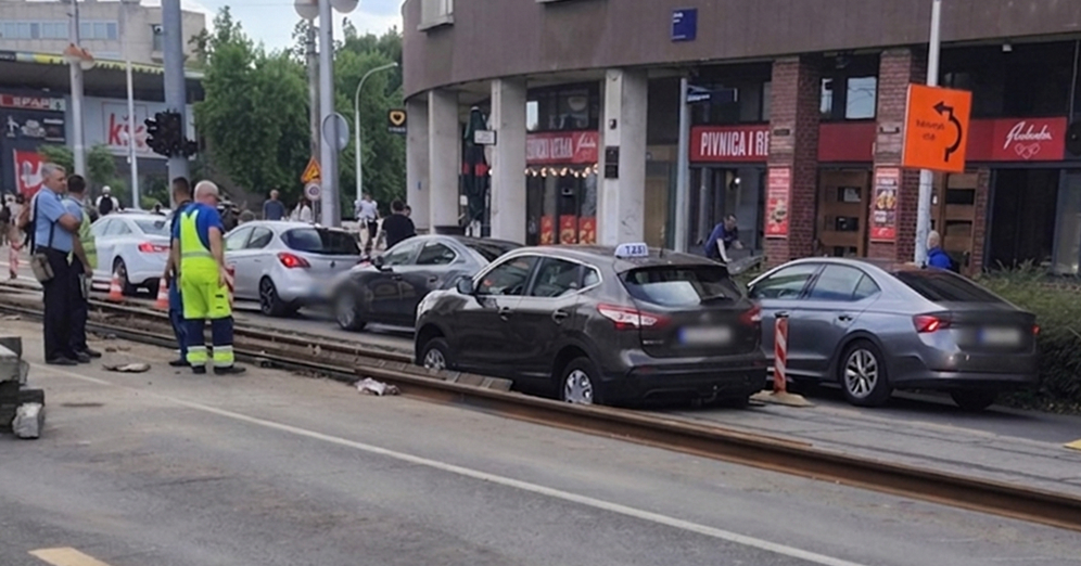 FOTO I VIDEO Taksi upao u tramvajske tračnice u Zagrebu