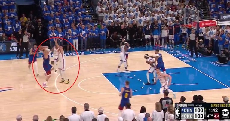 Pogledajte nestvarnu tricu Jokića. Komentatori urlali, suigrači se primali za glavu