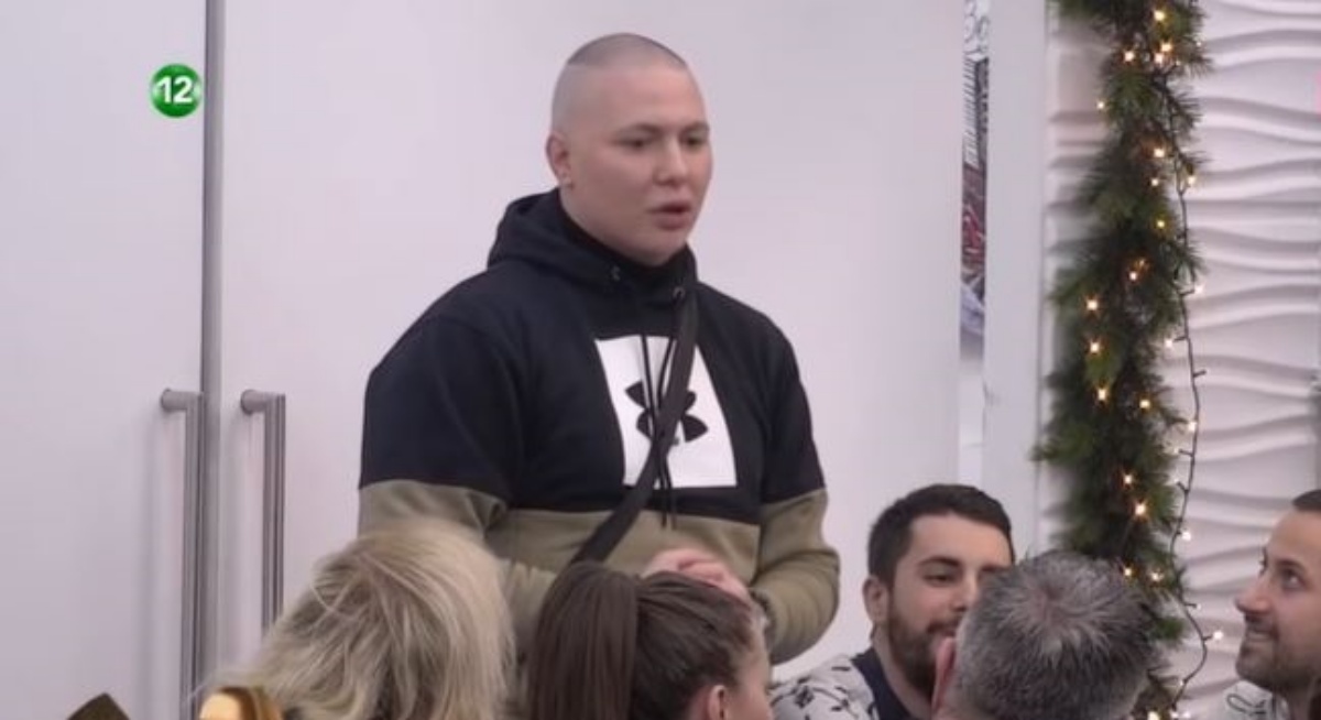 Sjećate li se BB Brendona? Sada u minici i mrežastim čarapama pleše na stolu