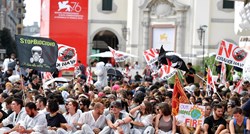 Klimatski aktivisti okupirali crveni tepih u Veneciji: "Ne velikim brodovima"