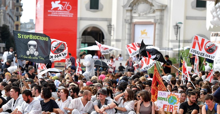 Klimatski aktivisti okupirali crveni tepih u Veneciji: "Ne velikim brodovima"