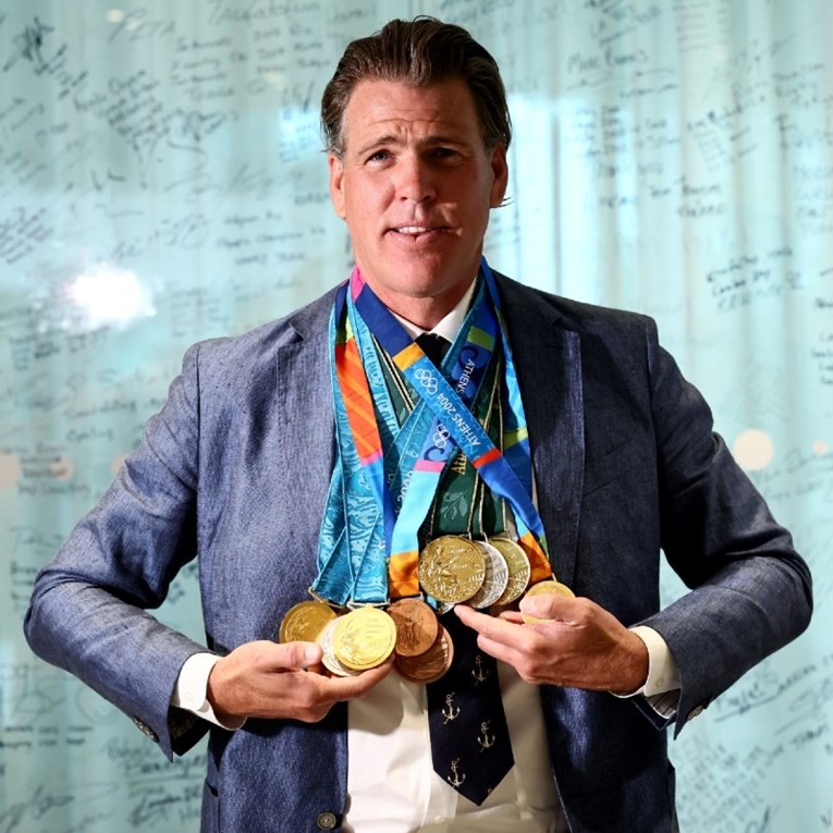 Bivši američki olimpijac preuzeo replike olimpijskih medalja koje je izgubio u požaru