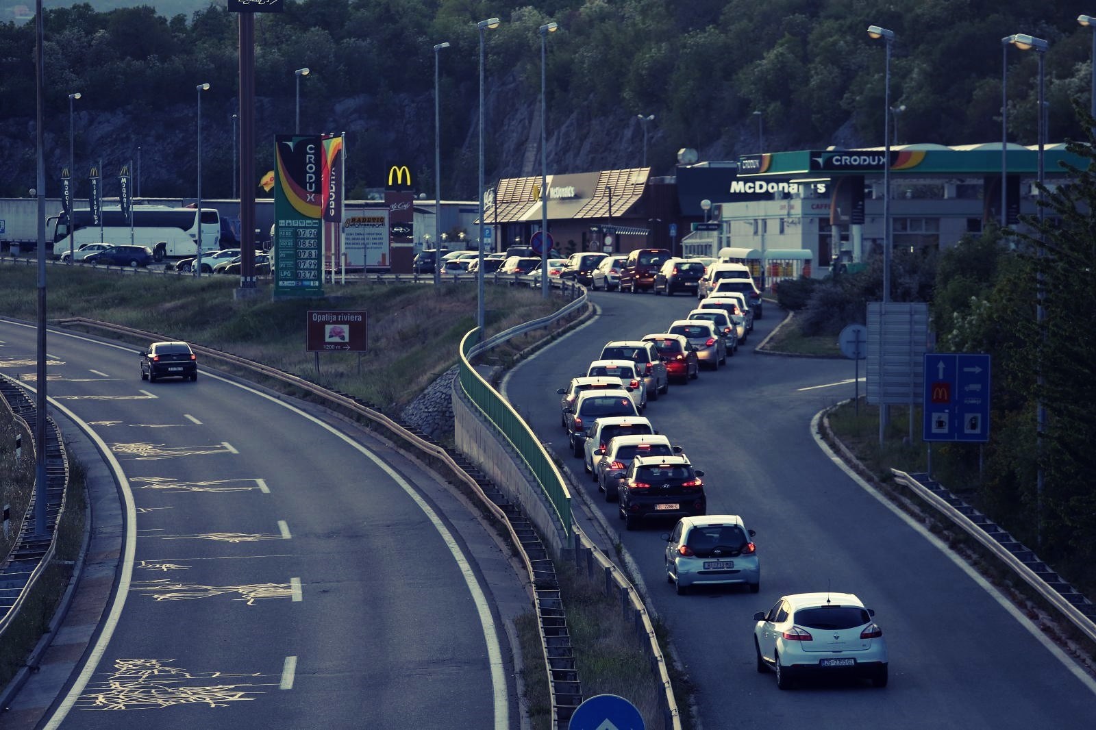 Na autocesti A7 je predmet, HAK poziva na pojačan oprez