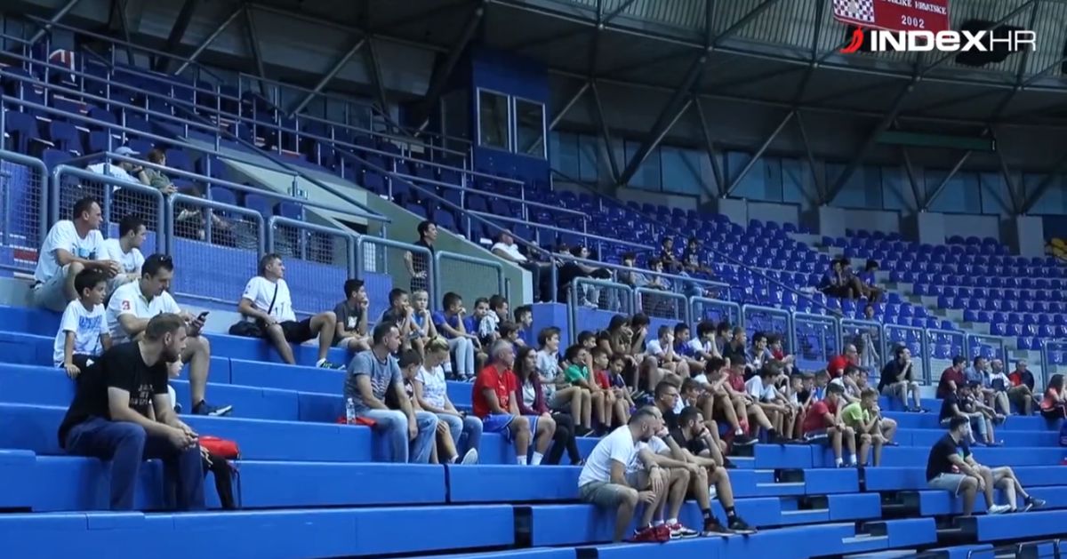 VIDEO Stotinjak navijača bodrilo Cibonu na otvorenom treningu