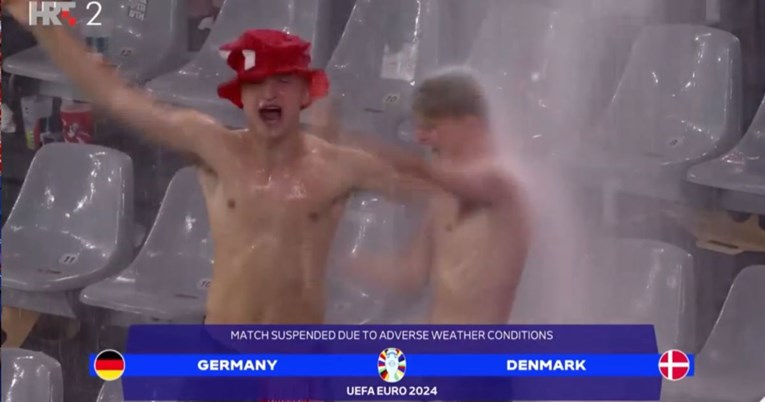 VIDEO Dva navijača su se kupala tijekom nevremena koje je prekinulo utakmicu