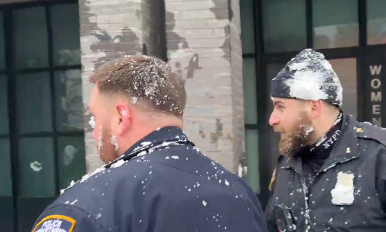 VIDEO Grudanje u New Yorku izmaknulo kontroli. Posvađali se policija i gradonačelnik