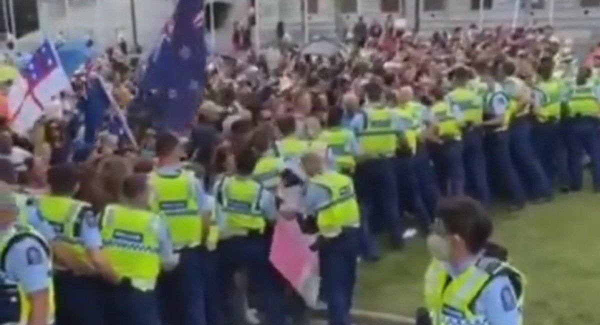 Raste broj prosvjednika na Novom Zelandu, policija ih pokušala otjerati silom
