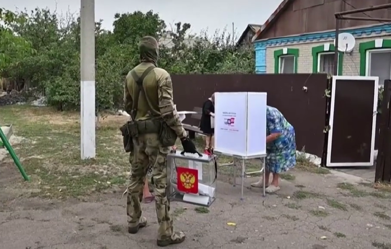 VIDEO Izbori u okupiranom dijelu Ukrajine. Birači glasaju pred naoružanim vojnicima