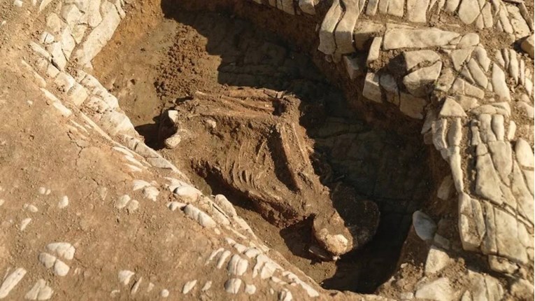 Kosturi u neobičnim pozama i čudni artefakti: Otkriveno misteriozno groblje u Walesu