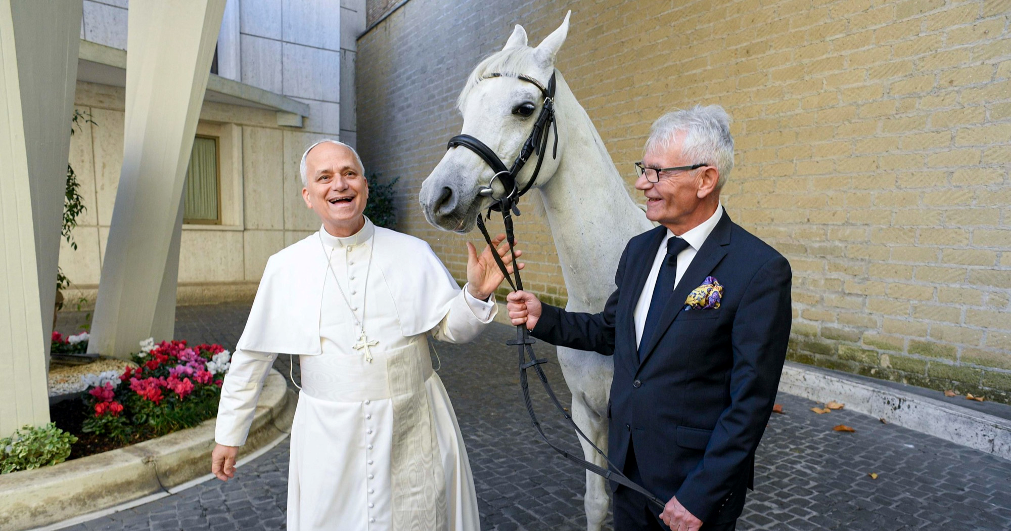 Papa dobio bijelog arapskog konja