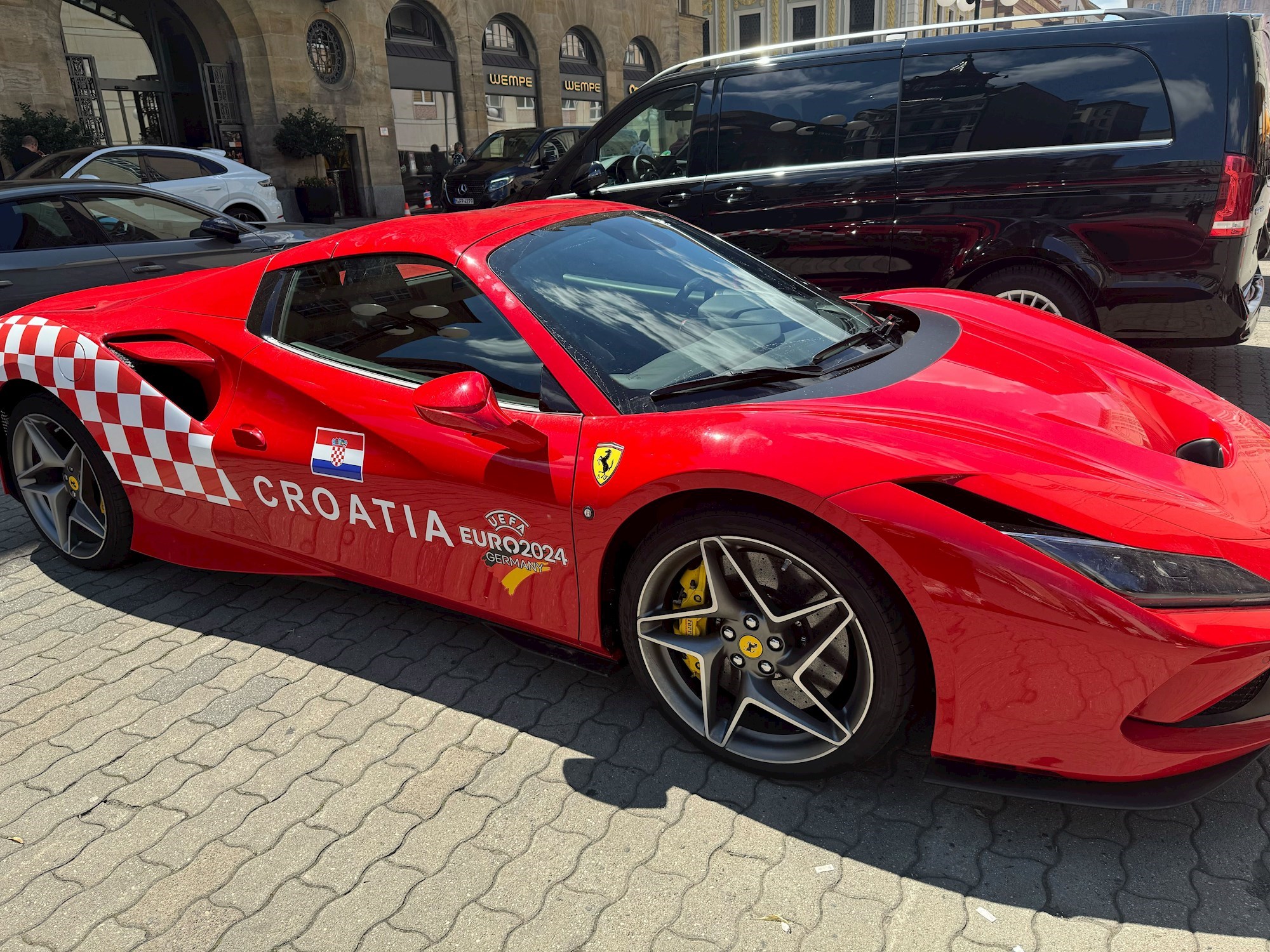 U Leipzigu smo naišli na Ferrari s hrvatskim simbolima