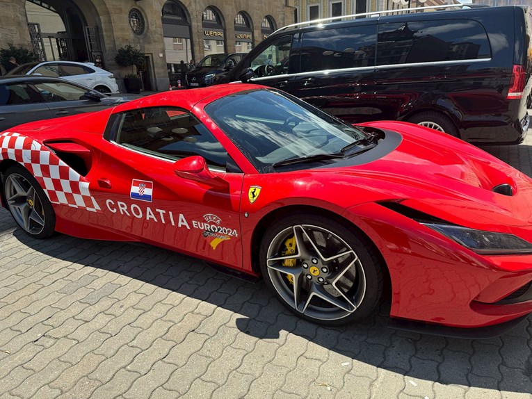 U Leipzigu smo naišli na Ferrari s hrvatskim simbolima