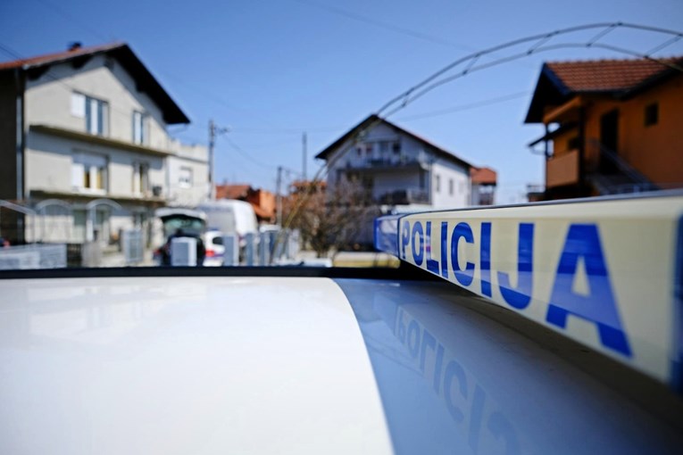 Susjedi se posvađali na stubištu u Sisku, jedan drugog ubio nožem