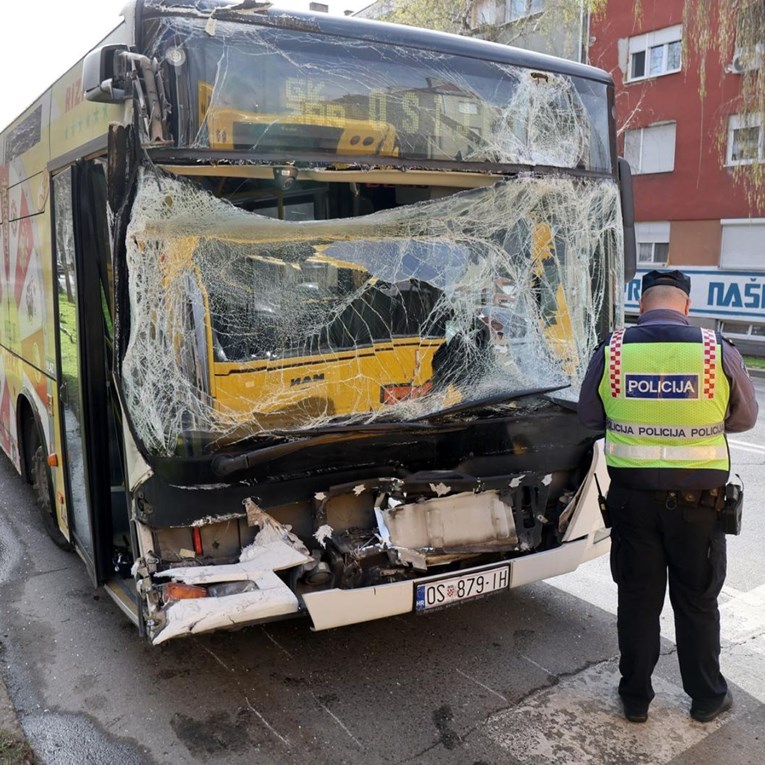 U sudaru autobusa u Osijeku jedna osoba teško ozlijeđena, 23 pregledane u bolnici