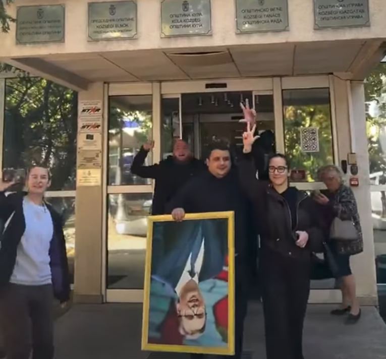 VIDEO Vijećnici u Srbiji iznijeli Vučićevu sliku iz općinske zgrade. Traže se ostavke