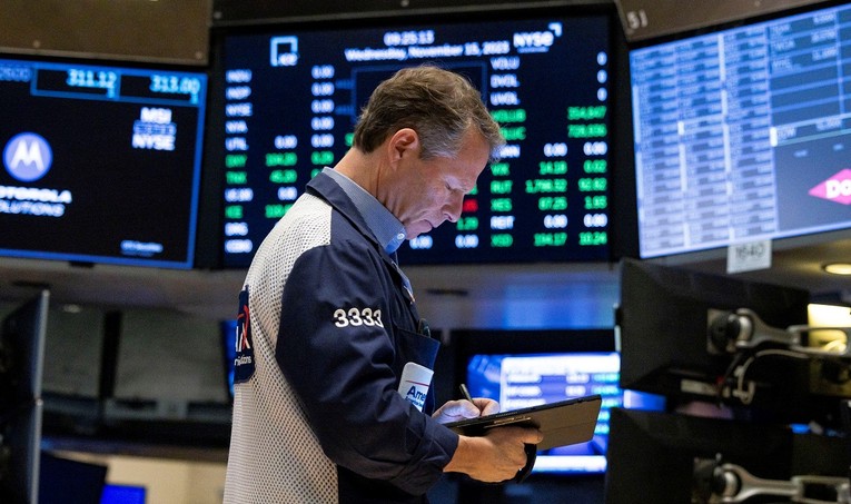 Wall Street na oprezu