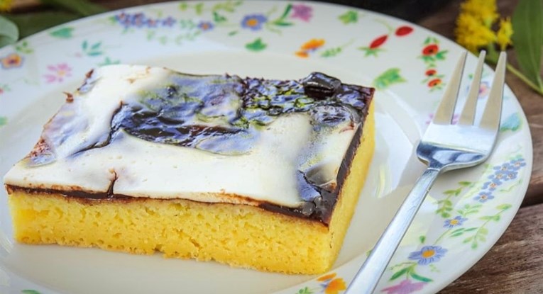 Upravo smo se sjetili ovog bezvremenskog kolača: Zlijevka s pekmezom