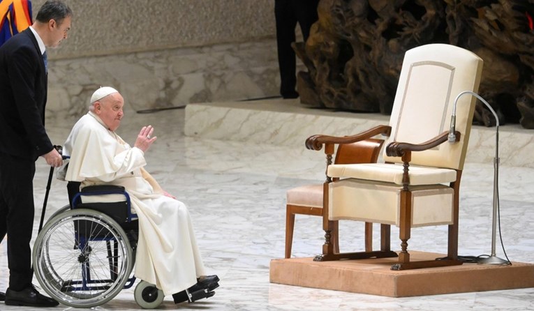 Papa Franjo opet teško prehlađen. "Molim vas da mi oprostite, teško mi je govoriti"