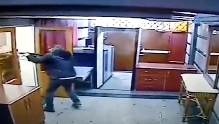 VIDEO Kalašnjikovom pucao po azerbajdžanskoj ambasadi u Iranu, objavljena snimka