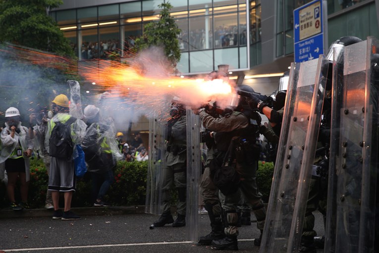 Rat na ulicama Hong Konga, policajci prvi put pucali pravim mecima