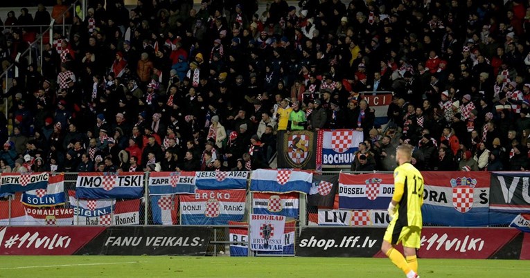 Specijalci stali pred hrvatske navijače na stadionu u Rigi. Razlog je bizaran