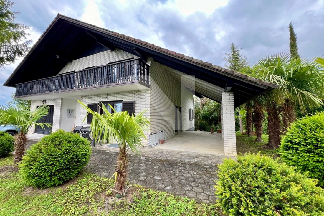 Velika kuća u zelenilu parka prirode prodaje se za 200.000 eura