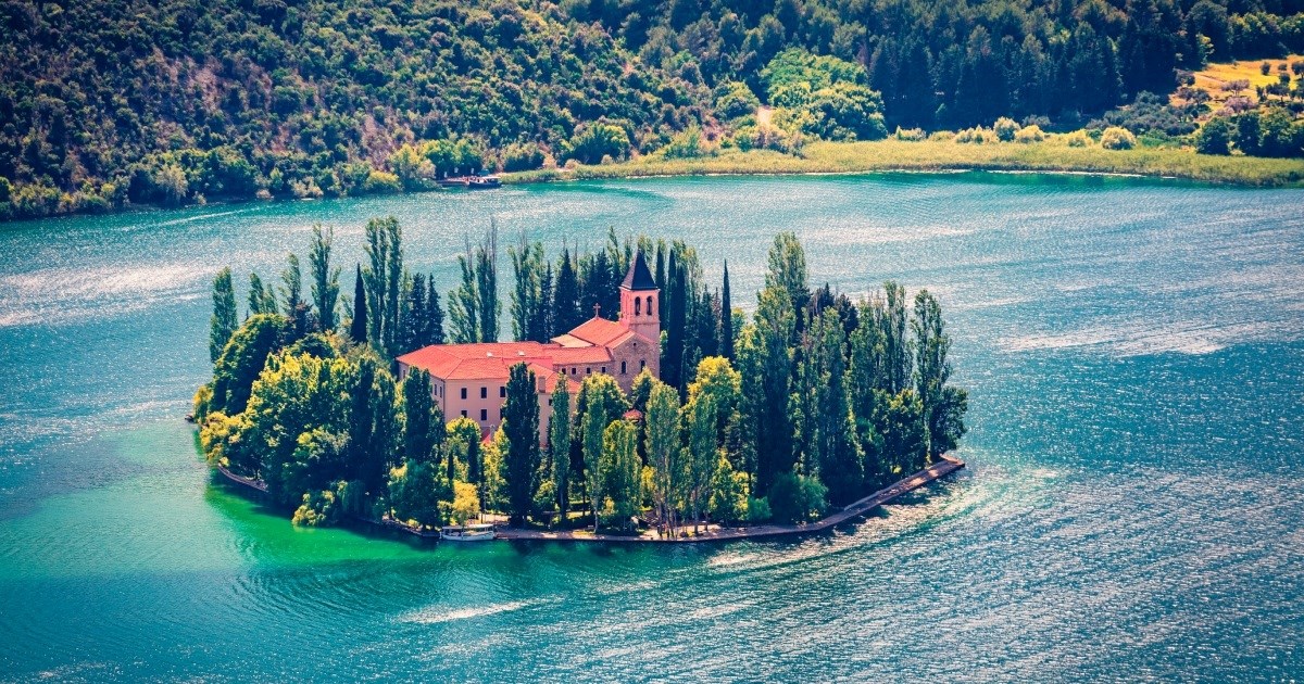 Poput druge dimenzije: Na otoku u blizini Šibenika žive paunovi i uzgajaju se banane