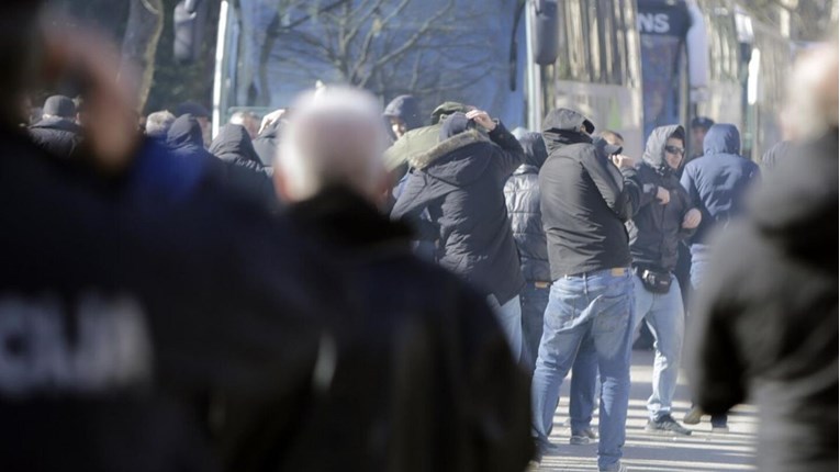 Huligani u Mostaru bakljama i bocama gađali antifašiste